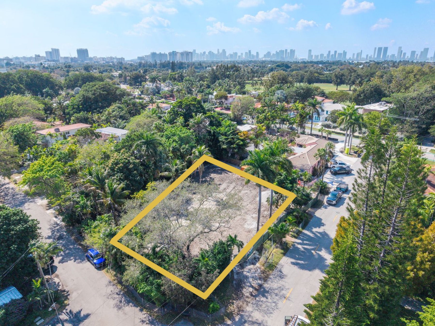 2880 Fairgreen from the east, with the canopy wrapping the lot and the downtown skyline beyond.