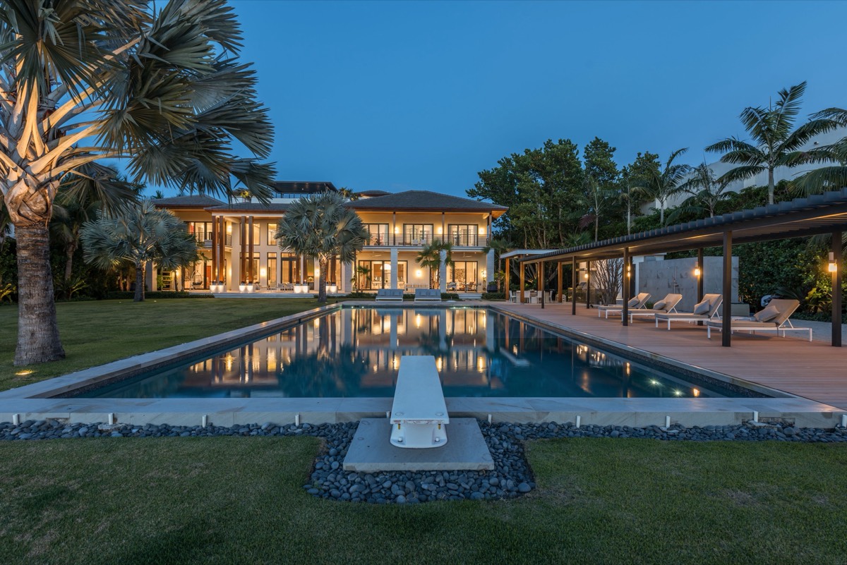 2920 North Bay Road — designed by Kobi Karp, built by Bart Reines, sold to Rockstar Energy founder Russell Weiner for $20 million.
